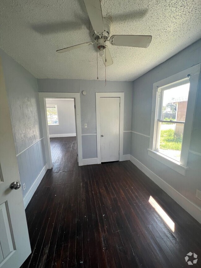Building Photo - 1 Bedroom House!