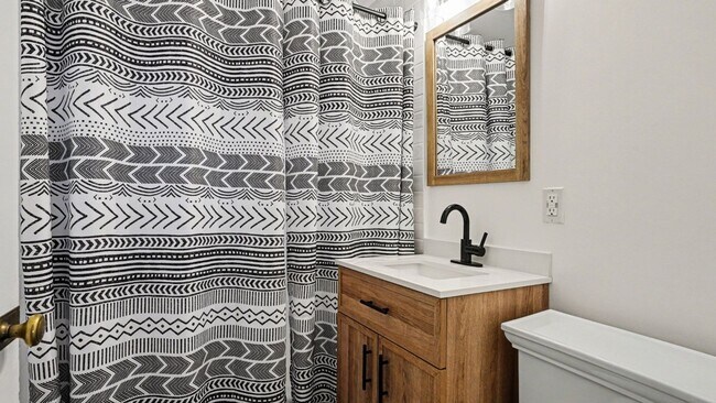 Building Photo - 2Bd/1Ba Shoreline House