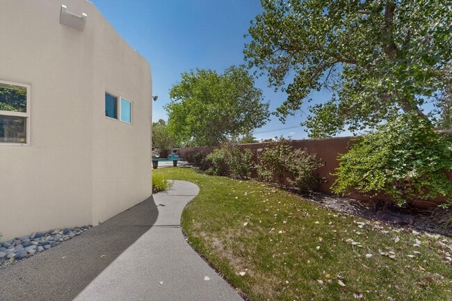 Building Photo - 2201 Rozinante Ct NW