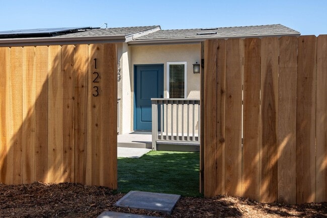 Building Photo - 4bd/2ba home with AC, off street parking and private yard!