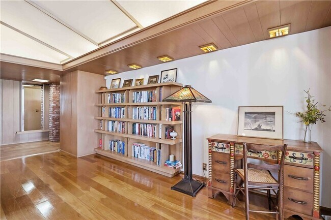 Building Photo - 951 Pembroke Rd