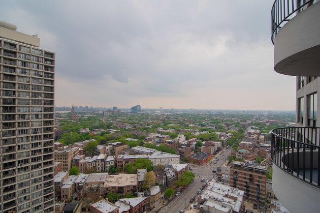 Building Photo - 2020 N Lincoln Park W