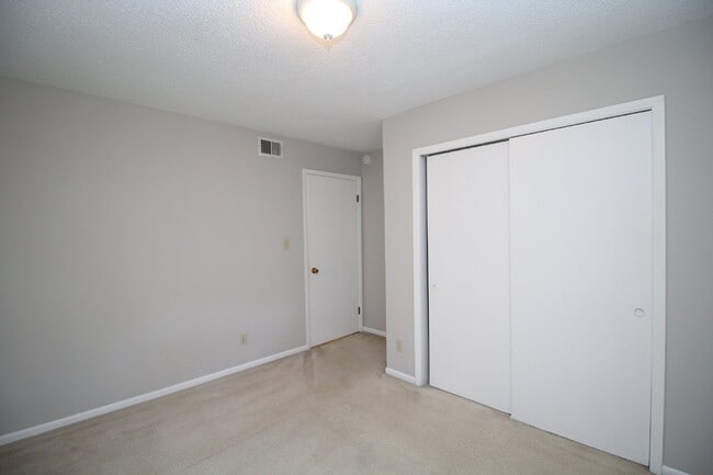 Building Photo - Two-story 2 bedroom townhouse in Northeast...