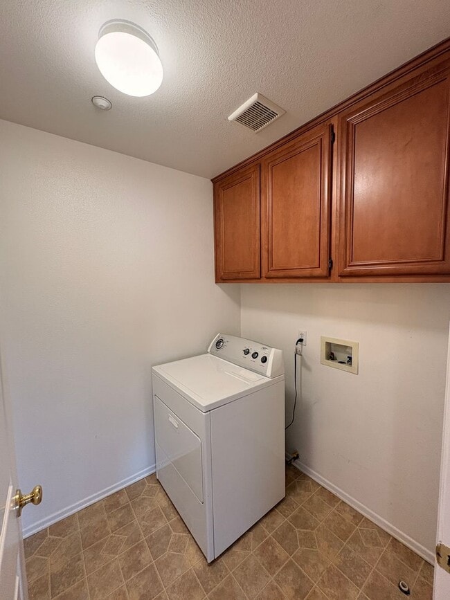 Building Photo - 4 Bed, 2.5 Bath in Riverside!