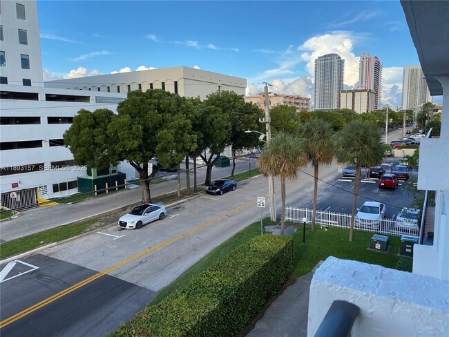 Building Photo - 1900 Diana Dr