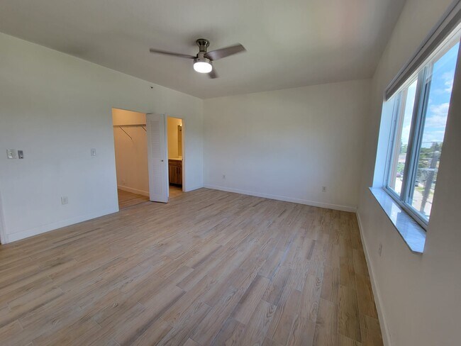 Building Photo - 1300 NE 109th St