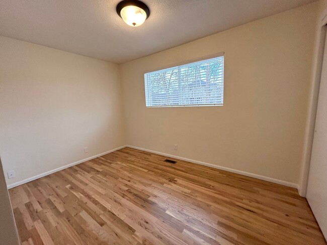 Building Photo - Newly Renovated 3 Bedroom 1 Bathroom Home ...