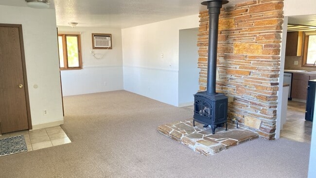 Building Photo - Cozy Farmhouse