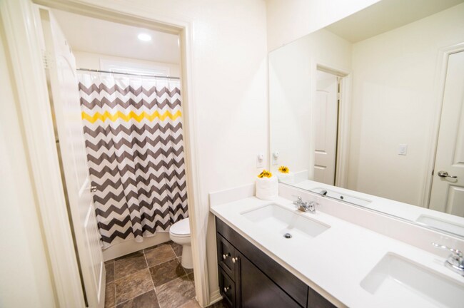 Building Photo - 5217 Clementine Ave.