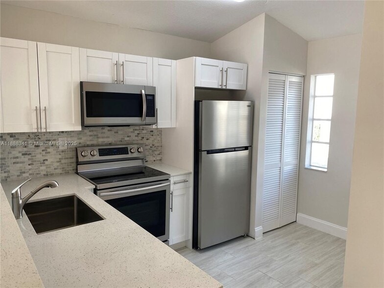 Building Photo - 14102 SW 120th Ct