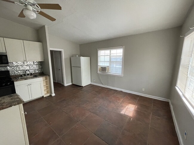 Building Photo - Duplex Apartment - One Bedroom Close to Bl...