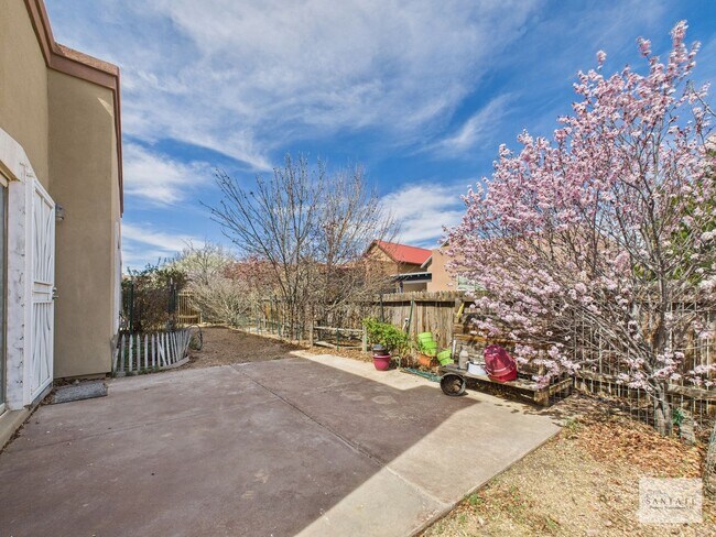 Building Photo - Freshly Upgraded Single Family Home Available Now!