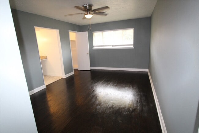 Building Photo - 409 Riverbend St