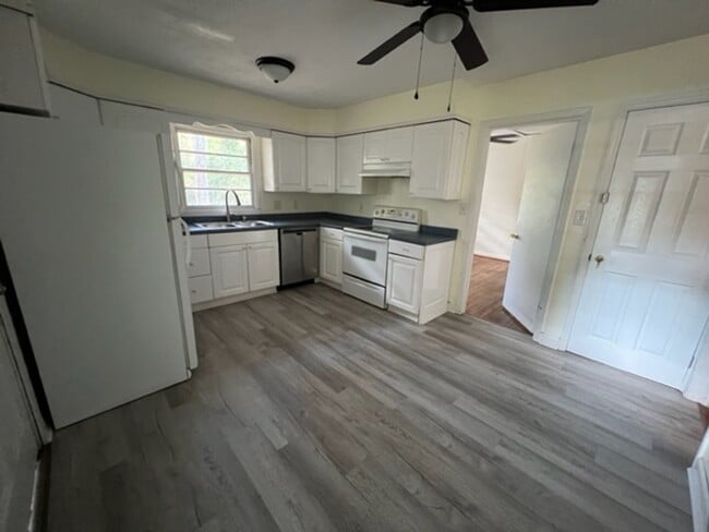 Primary Photo - 3 bed 2 bath! UPSTAIRS!!