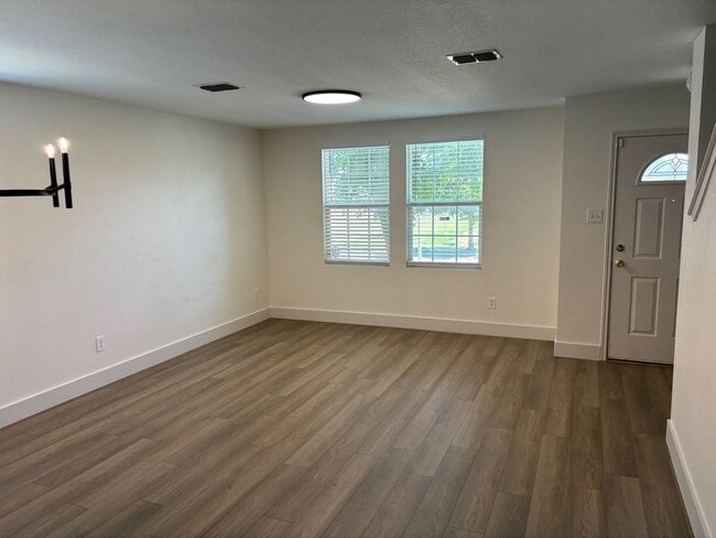 Building Photo - 803 Moss Glen Trail