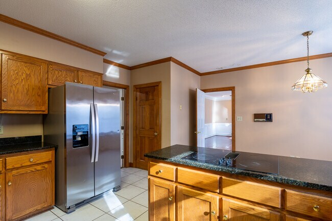 Building Photo - 4135 Knollcrest Cir N