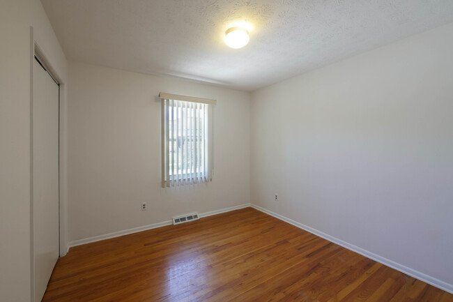 Building Photo - Renovated Singe Family Bi-Level near South...