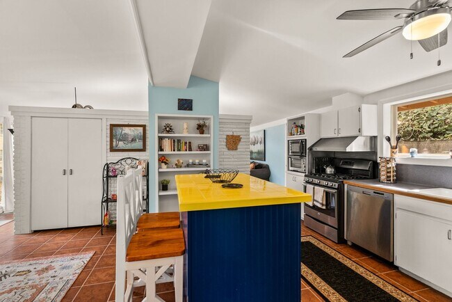 Building Photo - Furnished 3 Bedroom Lakewood Home with Lake View