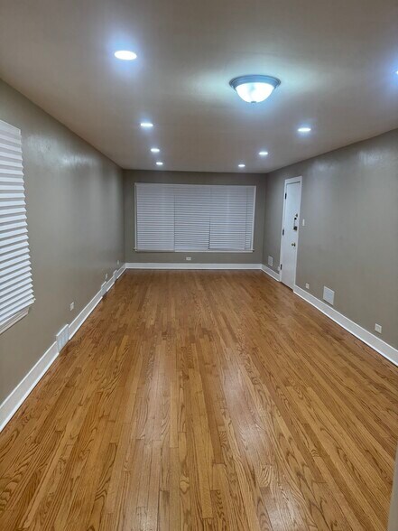 Building Photo - 8124 S Calumet Ave