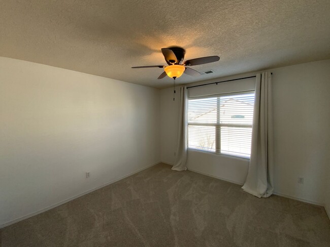 Building Photo - 4 Bedroom Home Available Near Unser Blvd N...