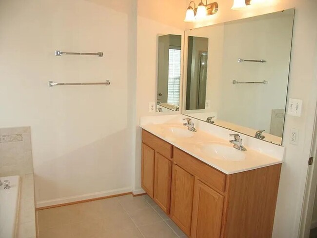 Building Photo - Beautiful townhome - 4BR, 2.5 Ba in a grea...