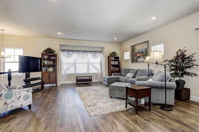 Building Photo - Massive 4 BR/2 Full BA & 2 Half BA EOG Tow...