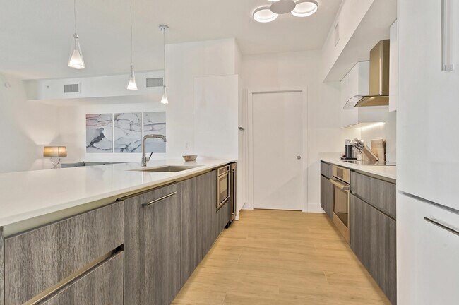 Building Photo - 111 SE 1st Ave