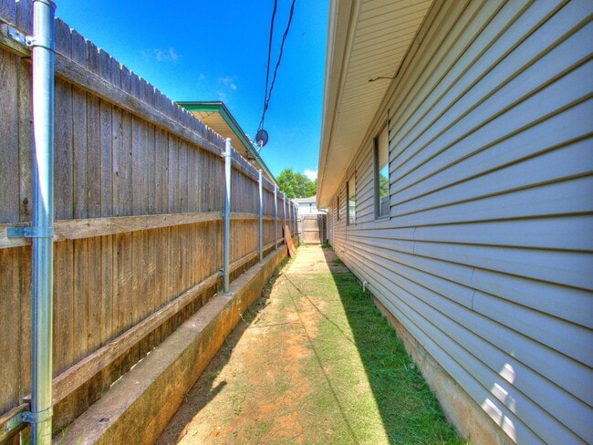 Building Photo - 3 Bedroom 1 Bath Home w/ 2 car garage in Shawnee