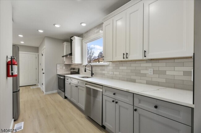 Building Photo - 143 Johnston Ave