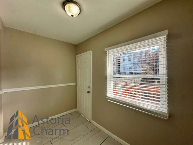 Building Photo - 3 Bedroom Rowhome with Deck and Updated Kitchen