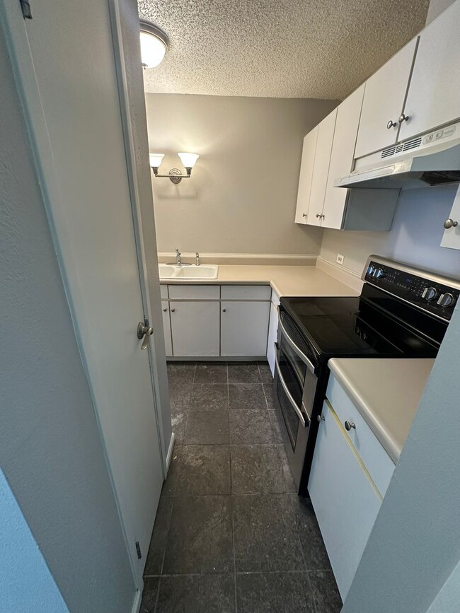 Building Photo - LOCATION LOCATION!! Newly remodeled 1-bedr...