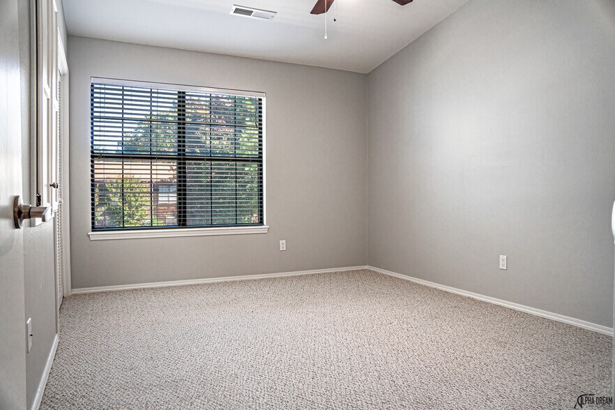 Building Photo - 1370 Oakland Ave