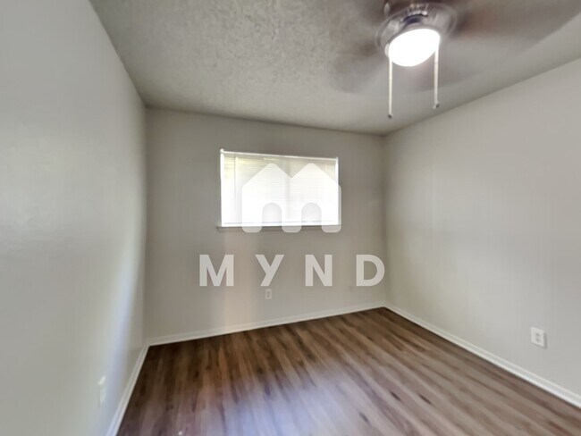 Building Photo - 1303 1/2 Berry Dr Apt A