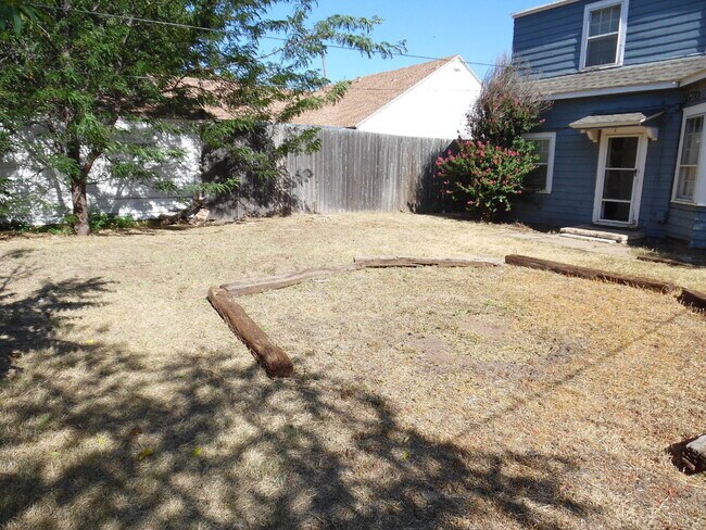 Building Photo - 2 Story Cute House Close to Campus! Lease Now for the 2026-2027 School Year! Available September ...
