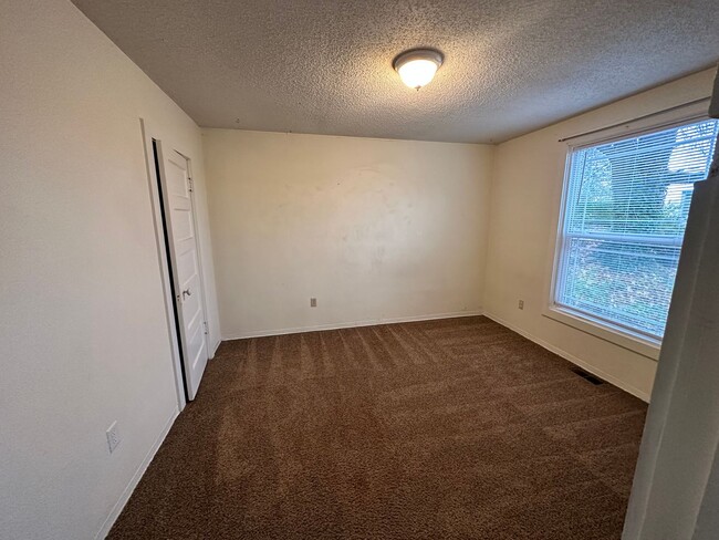 Building Photo - Great 5 Bedroom + 2 Bath House with Flexib...