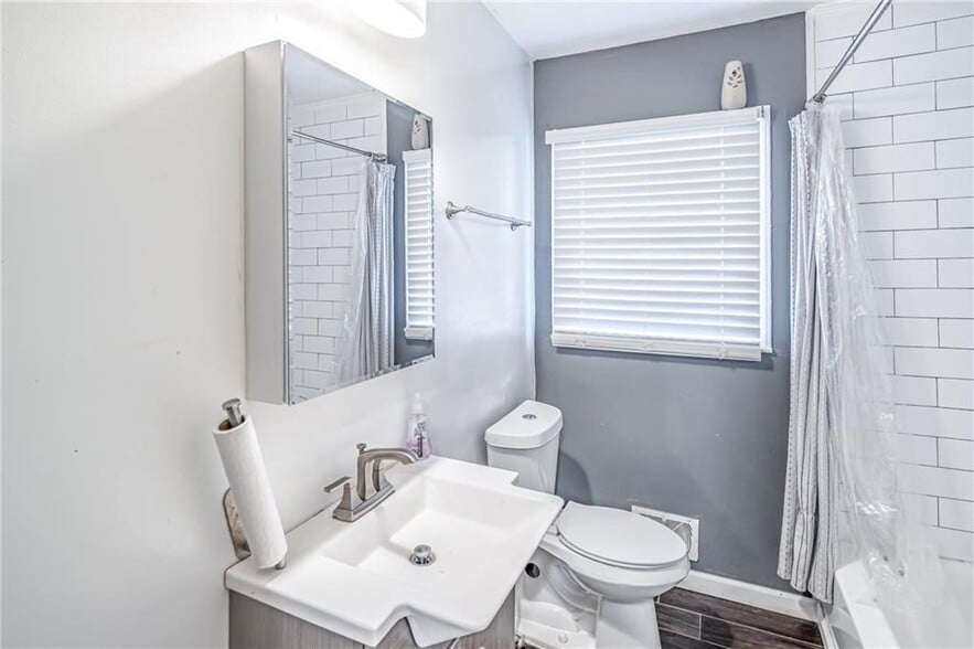 Building Photo - 2456 Harwood Dr