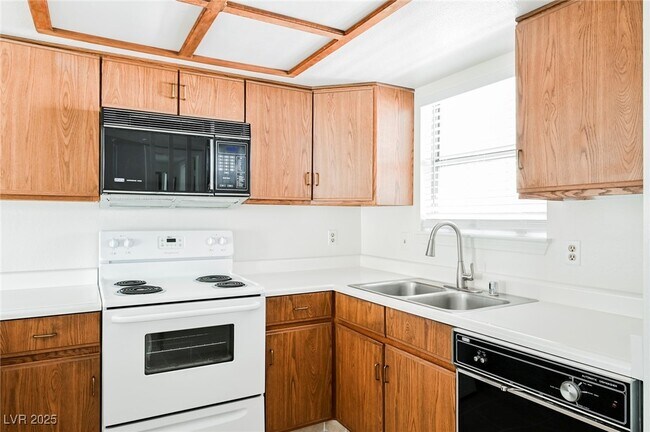 Building Photo - 3823 S Maryland Pkwy