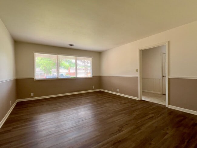 Building Photo - Stunning Large 3 Bedroom Home!