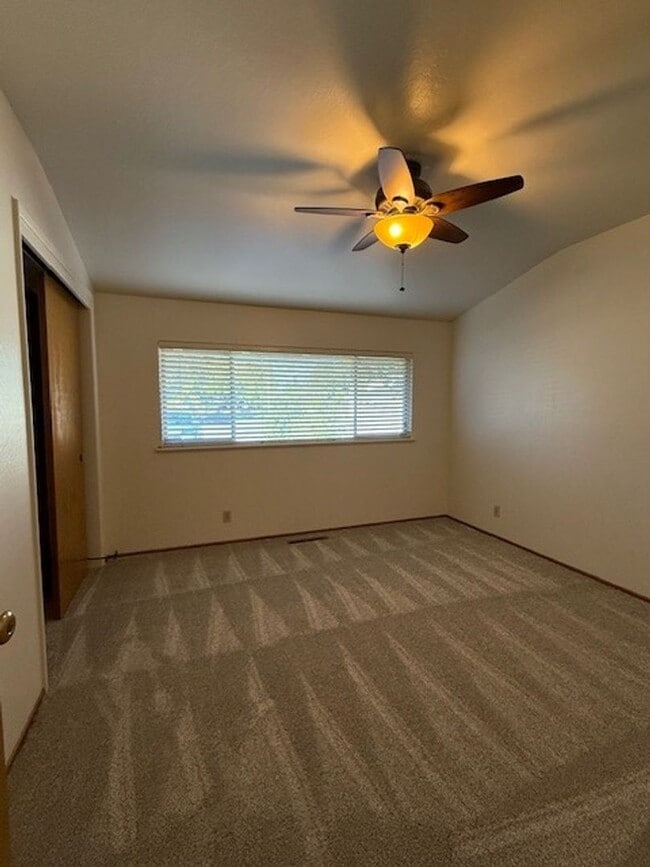 Building Photo - Home for the Holidays! 3 Bedroom, 2.5 Bath Single Family Home