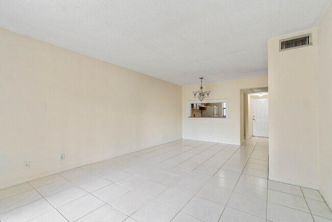 Building Photo - 6736 Palmetto Cir S