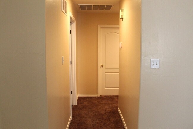 Building Photo - Southwest 5 bed 3 bath home