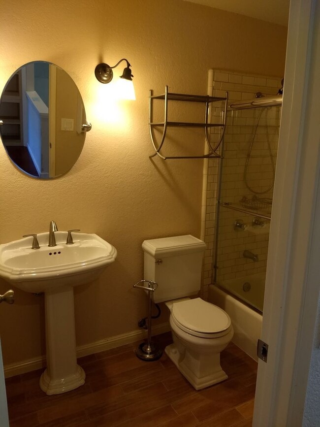 Building Photo - Updated 3 Bed 2.5 Bath Home!