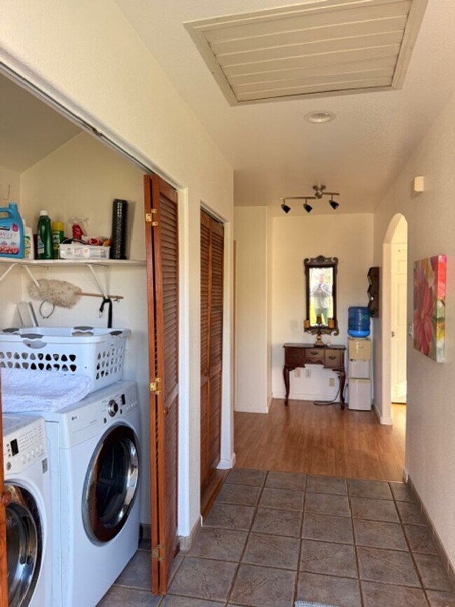 Building Photo - 5511 San Francisco Blvd