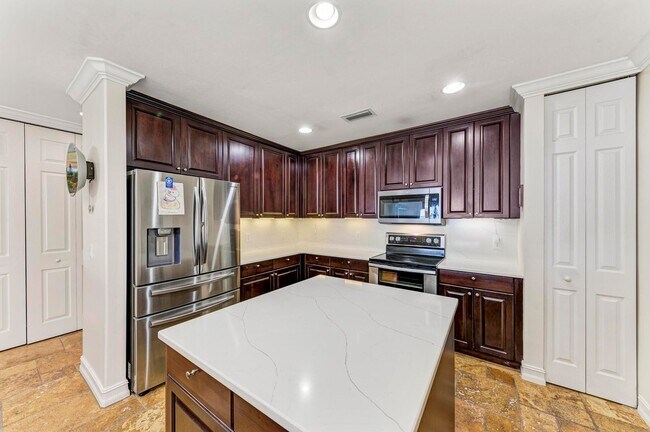 Building Photo - UPSCALE VIVANTE CONDOMINIUM FOR RENT IN PU...