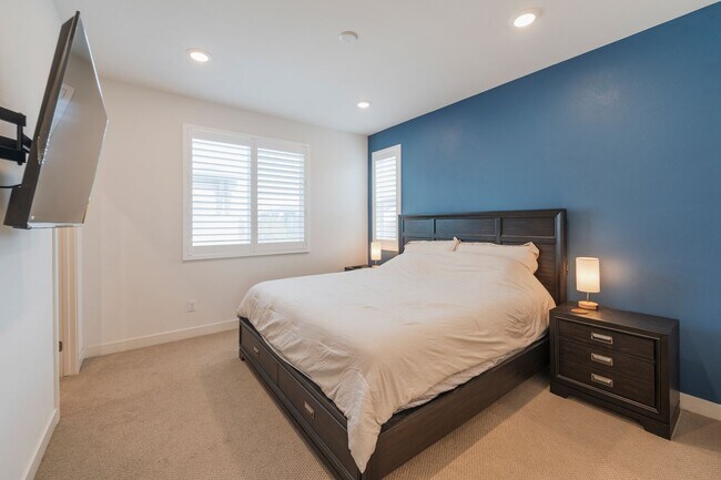 Building Photo - Newer townhome rental located in the gated One Seven Eight community!