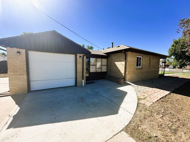 Building Photo - 3 Bed 1 Bath Ranch in North Park Hill! (Av...