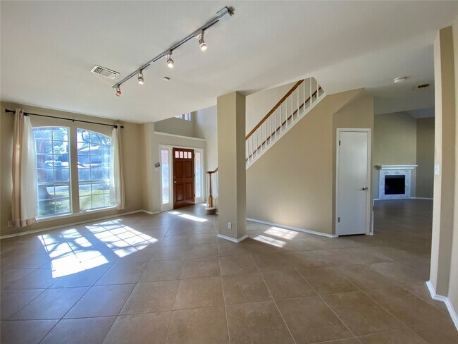 Building Photo - 4402 Everest Ln