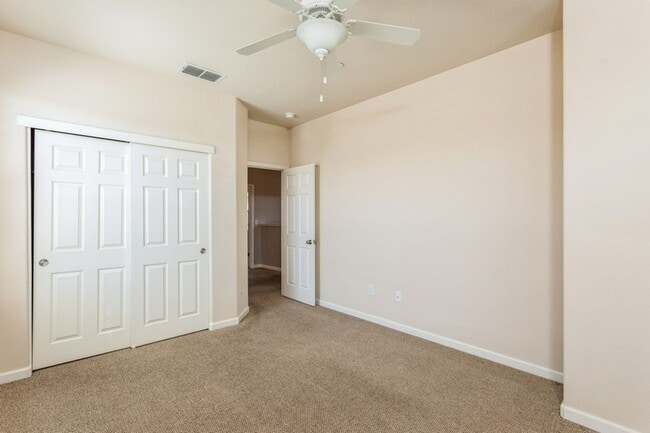 Building Photo - Gorgeous Roseville Home in Gated Community!