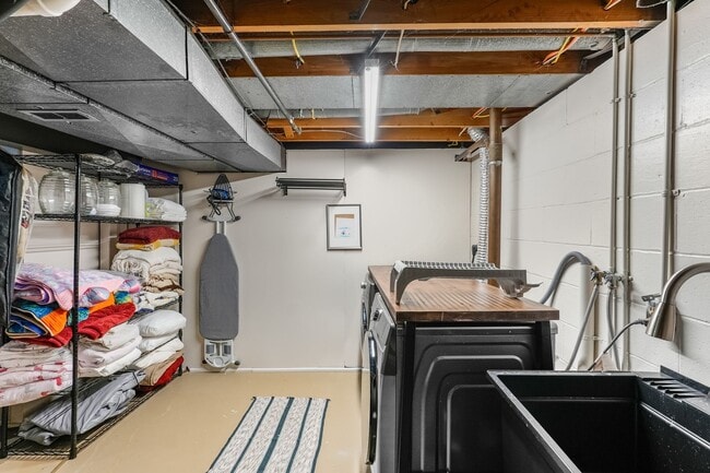 Building Photo - Beautifully Updated 4 Bedroom, 2.5 Bath Home in Fairview