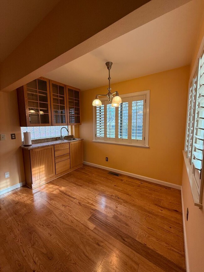 Building Photo - Beautiful expansive home for lease